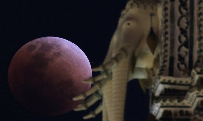 Siêu trăng, trăng máu, trăng xanh hội tụ chiếu sáng bầu trời thế giới